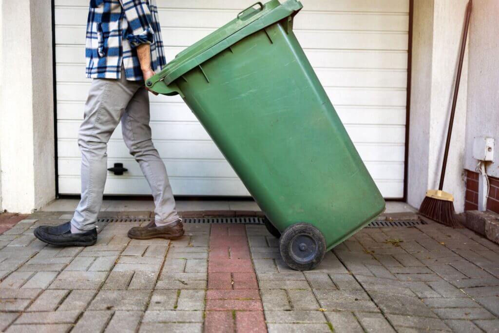 Wheelie Bins (6)